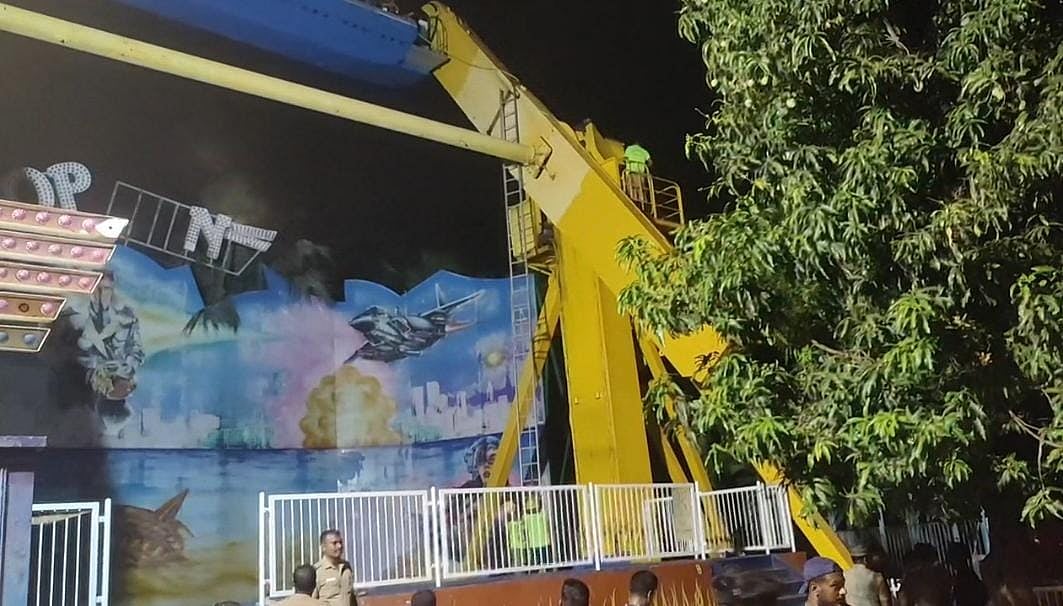 சென்னை: பாதியில் நின்ற தனியார் தீம் பார்க் ராட்டினம்; தவித்த மக்கள்- பத்திரமாக மீட்ட தீயணைப்பு துறை