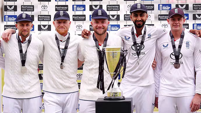 Sikandar: இங்கிலாந்தில் டெஸ்ட்; பாகிஸ்தானில் T20 - 24 மணி நேரத்தில் சிக்கந்தர் ராசா செய்த சாகசம்