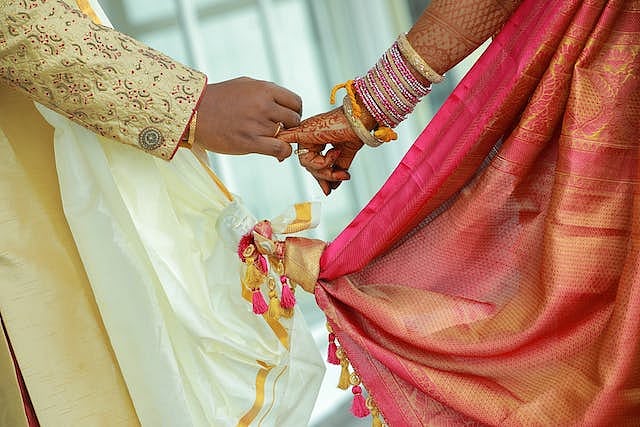 `என் உயிருக்கு அவர்களால் ஆபத்து இருந்தது’ - மனைவியை காதலனுக்கு திருமணம் செய்து வைத்த கணவன்