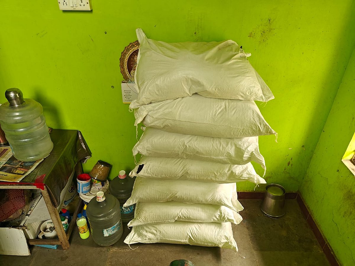 மண்ணில் புதைக்கப்பட்ட ஏலக்காய் மூடைகள்; இலங்கைக்கு கடத்த முயன்ற தந்தை - மகனுக்கு போலீஸ் வலை!