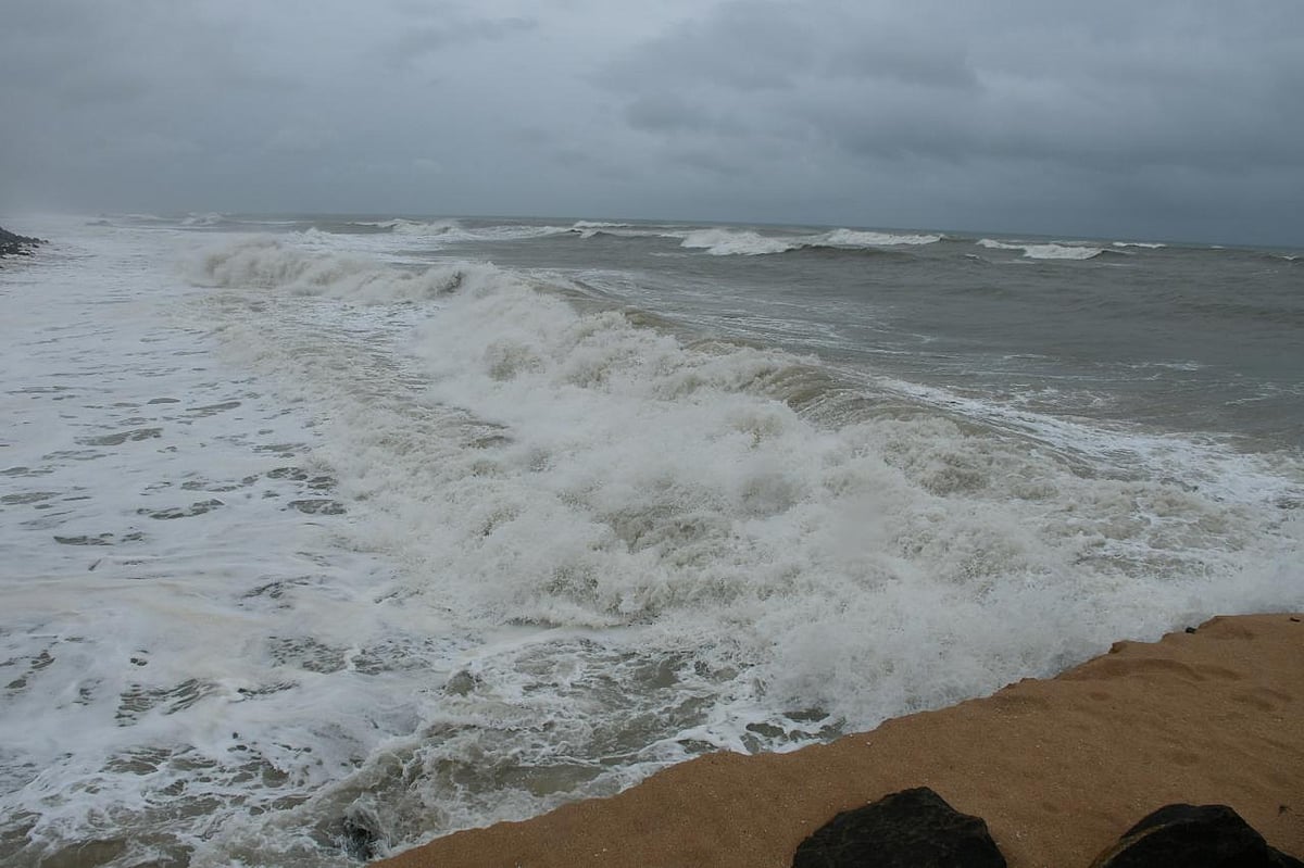 கன்னியாகுமரி: தொடர் மழையால் சங்குதுறை கடற்கரையில் ஆர்ப்பரிக்கும் அலைகள்! | Photo Album