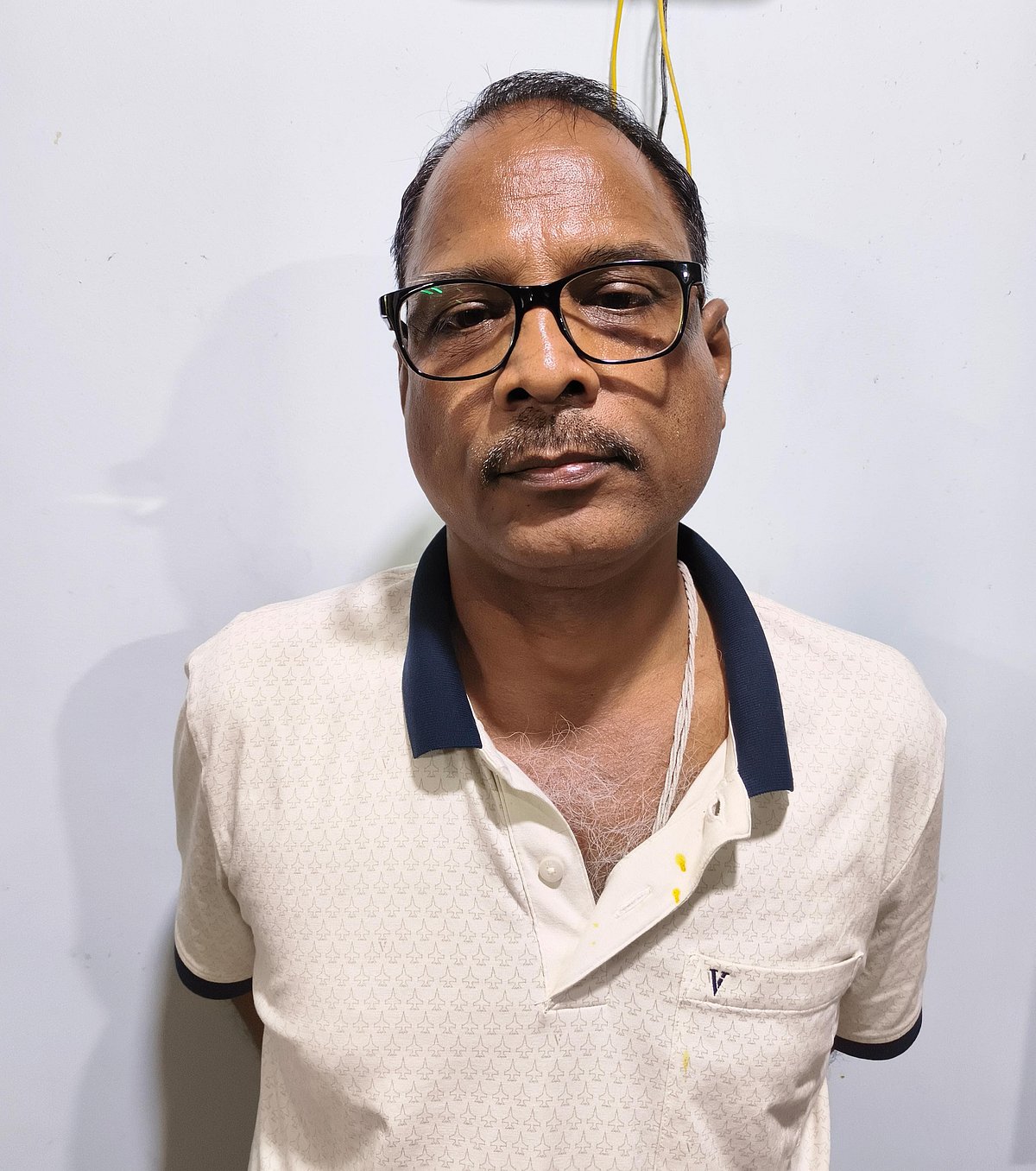லஞ்ச ஒழிப்புத்துறை சோதனை: ஜன்னல் வழியே ரூபாய் நோட்டு கட்டுகளை வீசிய அதிகாரி - என்ன நடந்தது?