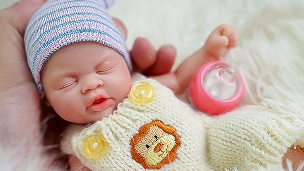 Reborn doll: குழந்தையைப் போலத் தத்ரூபமாக இருக்கும் பொம்மைகள்; சர்ச்சையைக் கிளப்பக் காரணம் என்ன?