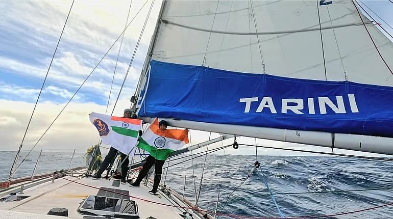 லெப்டினன்ட் கமாண்டர் தில்னா மற்றும் ரூபா ( Indian Navy )
