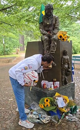 சிலையின் கால்களை முத்தமிட்ட அஜித் - யார் அந்த விந்தை மனிதர்? | My Vikatan