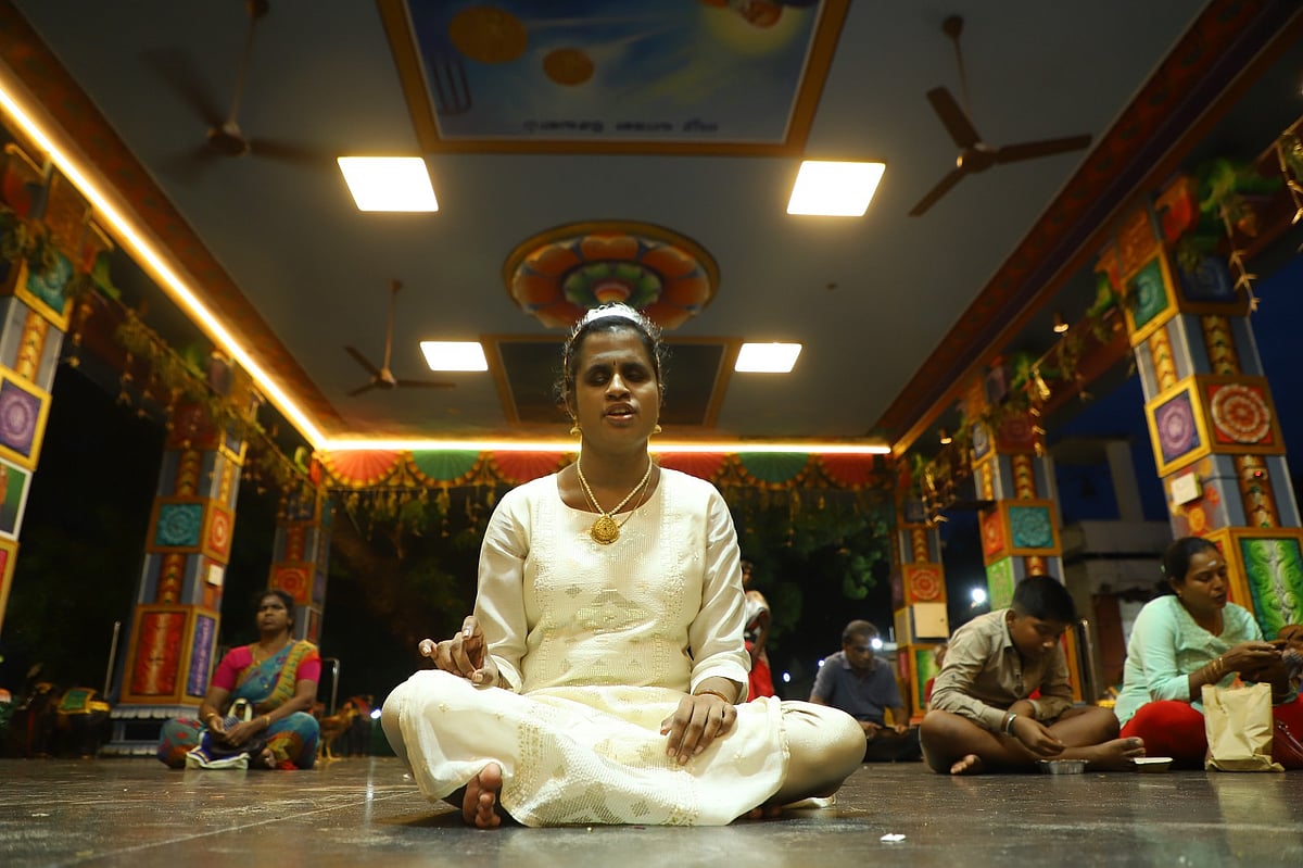 சென்னை: பேசவே முடியாதவர் பாடும் அதிசயம்! - விழிச்சவால் கொண்ட முதல் ஓதுவார் பிரியவதனா யார்?