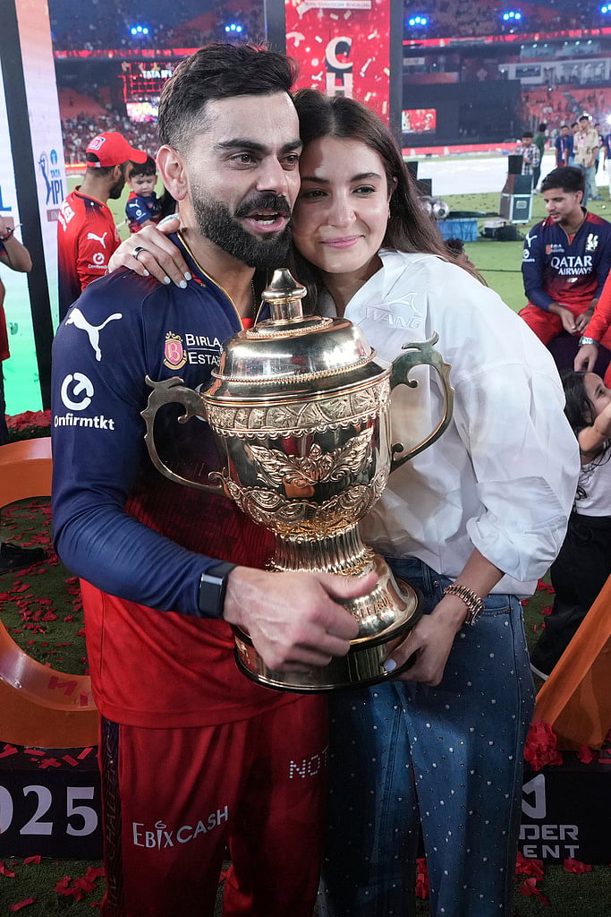 RCB: உணர்ச்சி வெள்ளம்; கண்ணீர் கொண்டாட்டம் - சாம்பியன்களின் நெகிழ்ச்சி தருணங்கள்