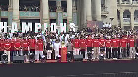 IPL: நெரிசல் சோகத்துக்கு முன்... RCB அணியை வரவேற்க கூடிய ரசிகர் வெள்ளம்! Photo Album