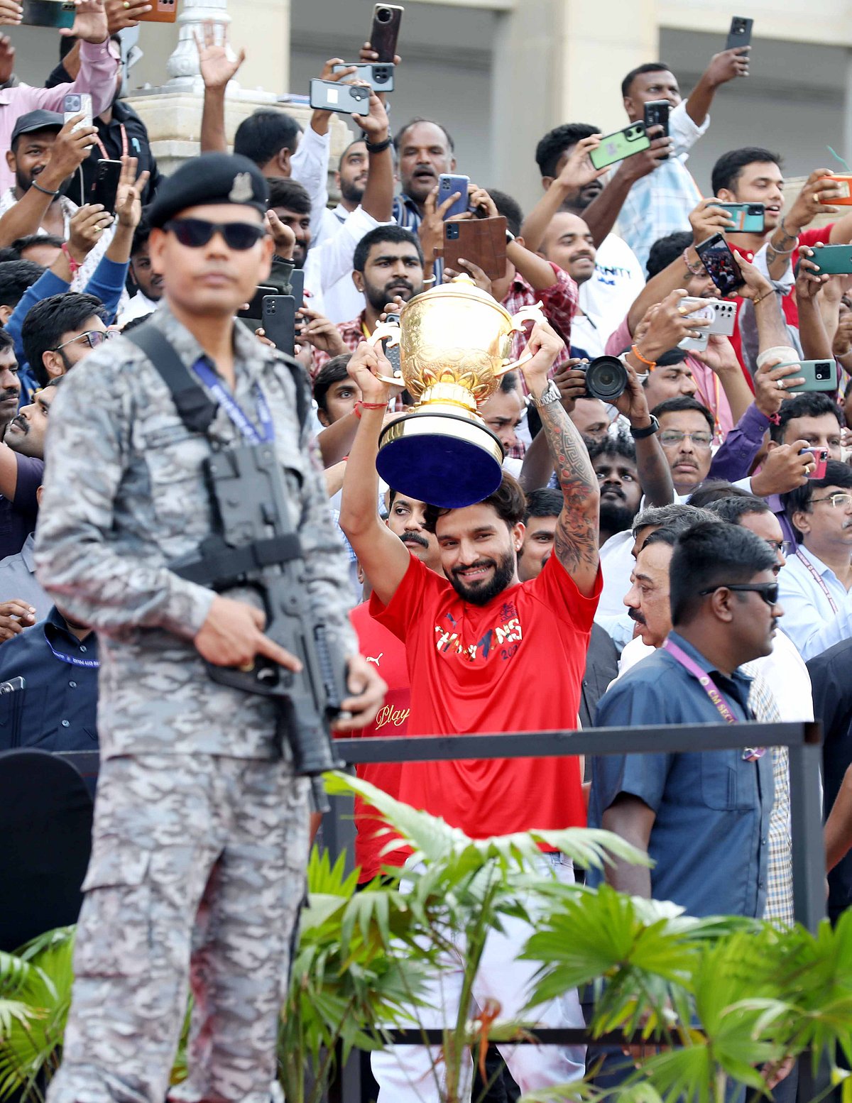 IPL: நெரிசல் சோகத்துக்கு முன்... RCB அணியை வரவேற்க கூடிய ரசிகர் வெள்ளம்! Photo Album