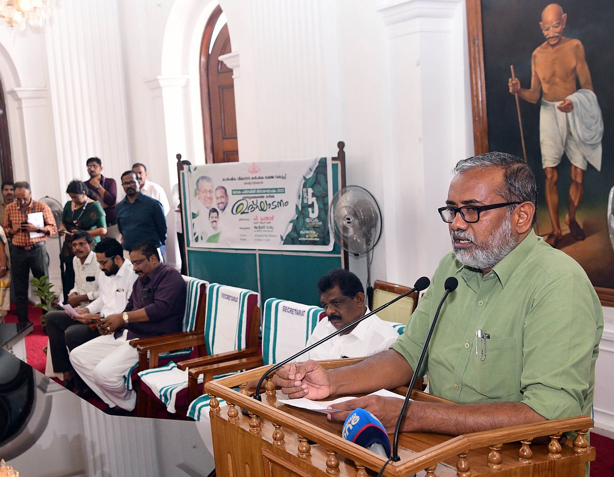 கேரளா: ஆளுநர் மாளிகையில் காவிக்கொடியுடன் பாரதமாதா; மாற்றச் சொன்ன அமைச்சர்; சர்ச்சையின் பின்னணி என்ன?