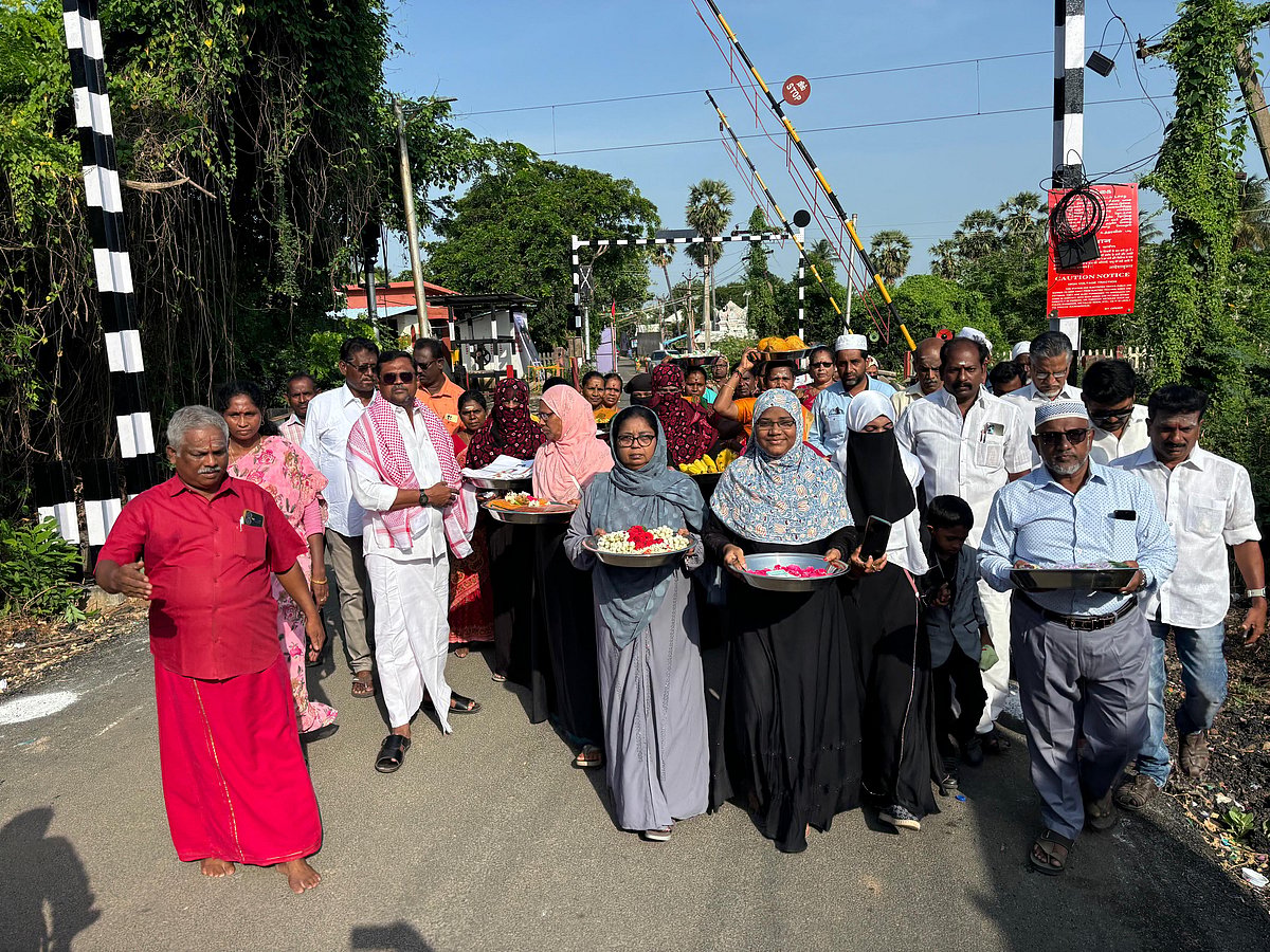 நாகை: ”அன்பால் இணைந்திருக்கிறோம்” - குடமுழுக்கு விழாவில் சீர் வரிசையுடன் சென்ற இஸ்லாமியர்கள்