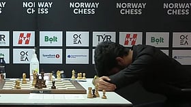 Gukesh - Magnus Carlsen: சாதனையைத் தவறவிட்ட குகேஷ்; 1.5 புள்ளி வித்தியாசத்தில் கார்ல்சன் சாம்பியன்!