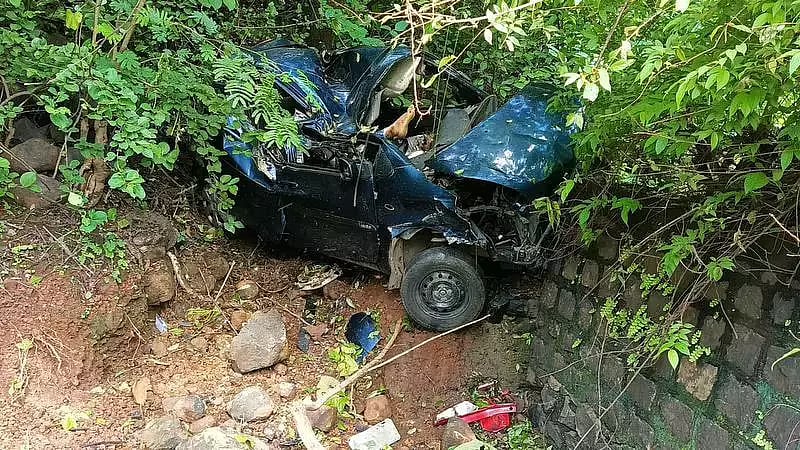 மும்பை: மலை பயணம்; 40 அடி பள்ளத்தில் விழுந்து கிடந்த கார்.. 3 பேர் உடல்கள் மீட்பு - நடந்தது என்ன?