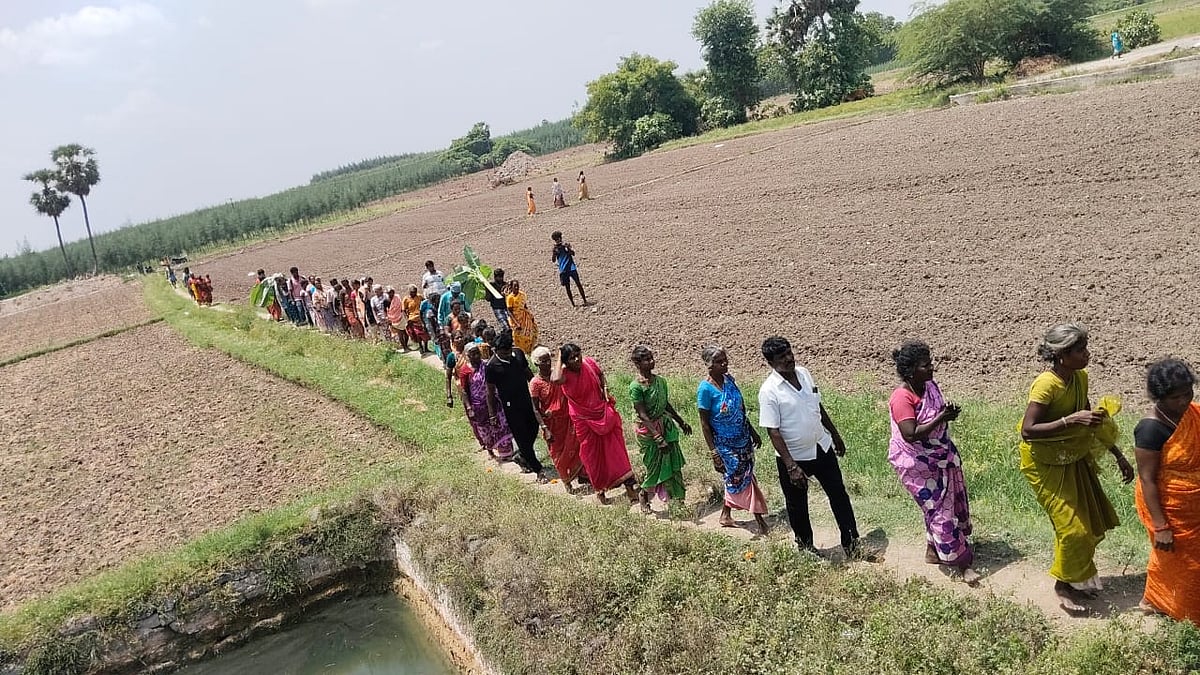 `வீடு கொடுத்த அரசு வழிகொடுக்க மறந்தது ஏன்? -  சாலை வசதியின்றி தவிக்கும் ஏப்பாக்கம் கிராம மக்கள்!
