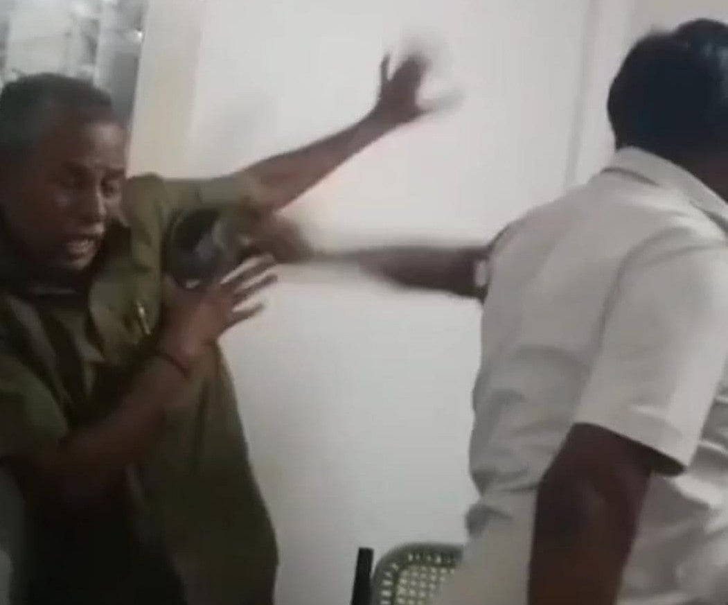 அரசுப் பேருந்து ஓட்டுநரைத் தாக்கும் மேலாளர்