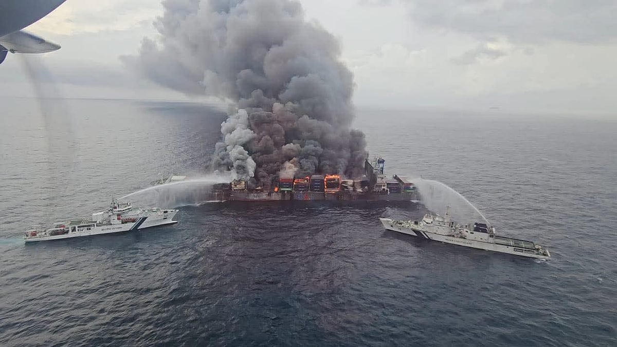 MV Wan Hai 503: தீப்பற்றி எரியும் கப்பல்; 15 டிகிரி சாய்வு... டன் கணக்கான ரசாயன பொருள்களால் அச்சம்!