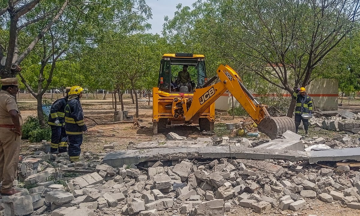 விருதுநகர்: பட்டாசு ஆலையில் திடீர் வெடி விபத்து; 2 பேர் உயிரிழப்பு... 3 பேர் படுகாயம்!
