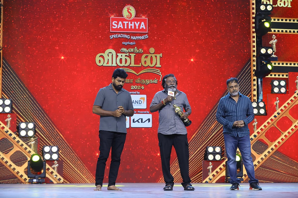 இத்தனை வருடத்தில் இன்றைக்குதான் விருது வாங்கியிருக்கேன்! - கருணாஸ் | Vikatan Cinema Awards