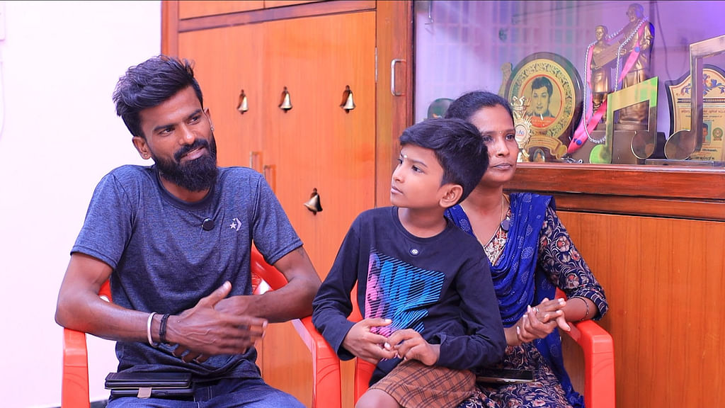 திவினேஷின் பெற்றோர்