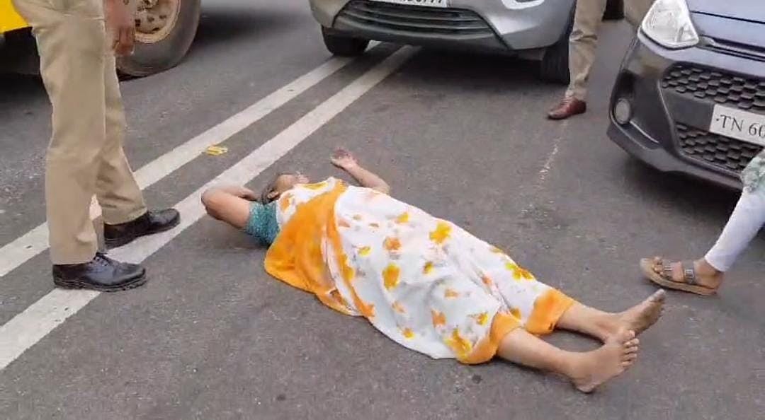 கரூர்: இளம்பெண் மரணம்; போராடிய உறவினர்களைத் தகாத வார்த்தையால் திட்டிய ஆய்வாளர்! - பரவும் வீடியோ