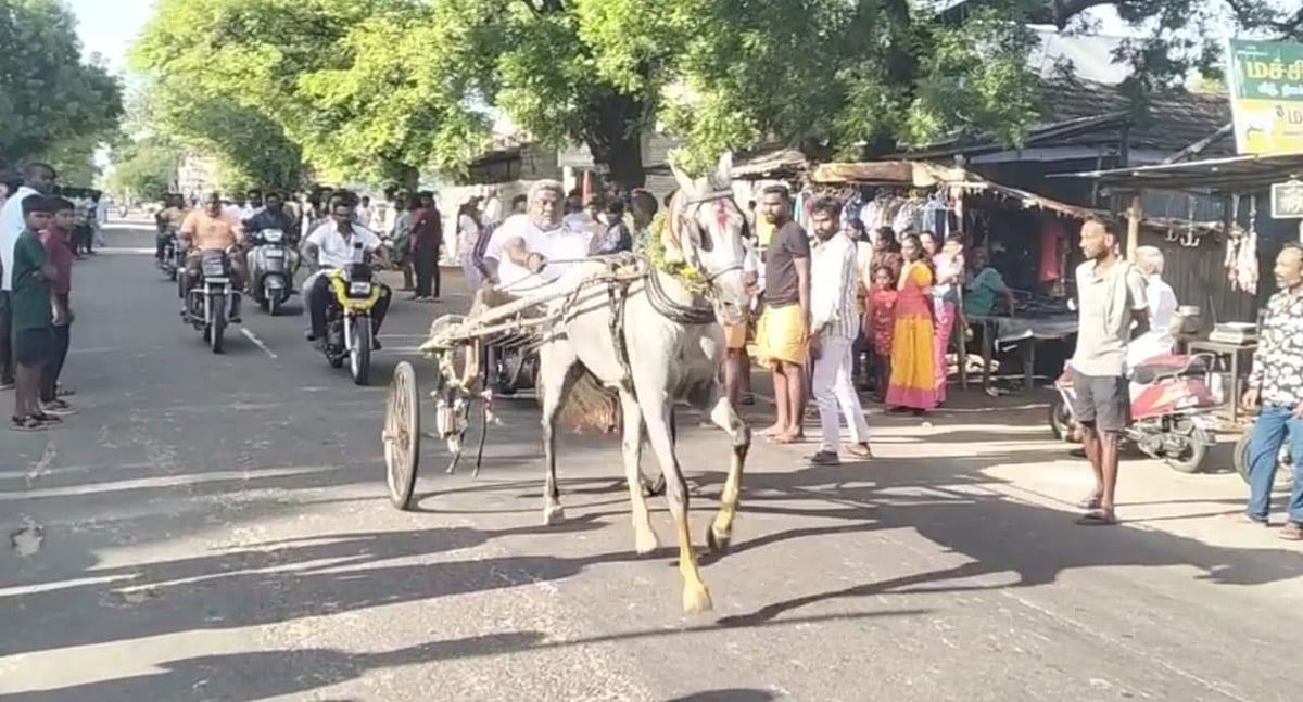 ஈரோடு: ரேக்ளா போட்டியில் சீறிப்பாய்ந்த காளைகள், குதிரைகள்.. | Photo Album