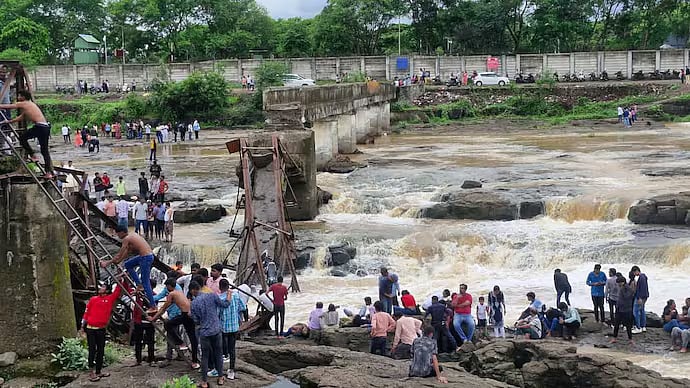 புனே: 60 ஆண்டுகள் பழமையான இரும்புப் பாலம் உடைந்து விபத்து; ஆற்று வெள்ளத்தில் பலர் மூழ்கிய சோகம்..
