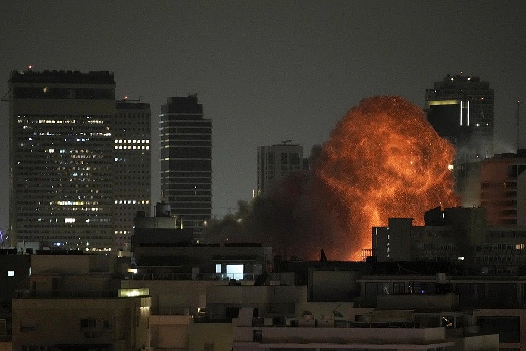 Israel - Iran: தெஹ்ரானை விட்டு பாதுகாப்பான இடத்துக்கு நகருங்கள் - இந்திய தூதரகம் எச்சரிக்கை