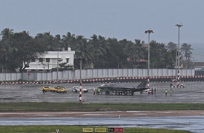கேரளாவில் அவசரமாக தரையிறங்கிய உலகின் காஸ்ட்லியான ஃபைட்டர் ஜெட் - வானில் செய்யும் சாகசங்கள் என்னென்ன?