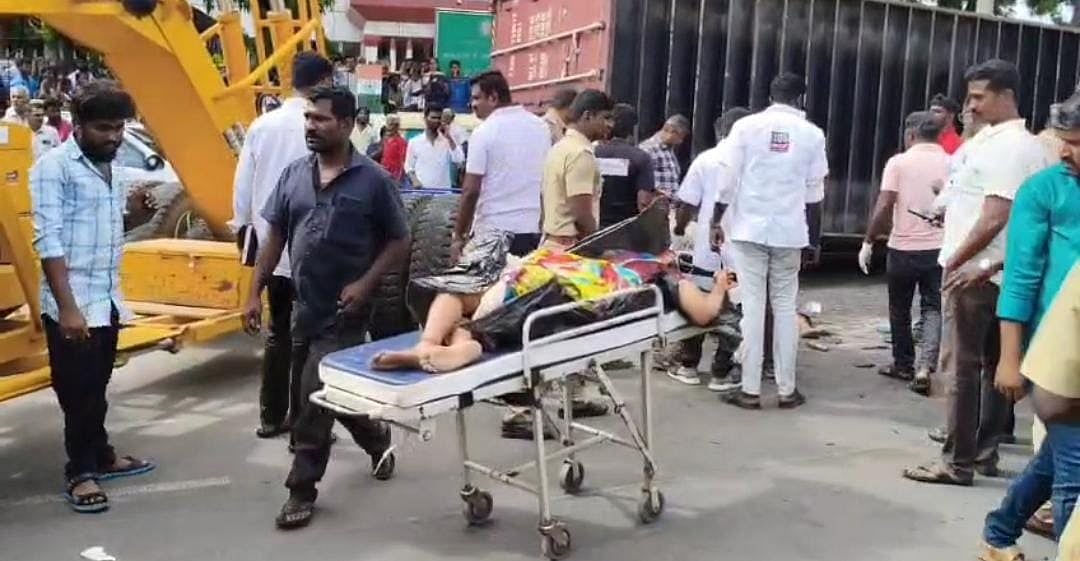 திருப்பூர்: இருசக்கர வாகனத்தின் மீது கவிழ்ந்த கன்டெய்னர் லாரி; தாய், மகளுக்கு நேர்ந்த சோகம்