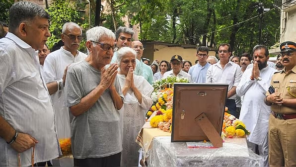 Plane crash: ``அவன் கடைசியாக சொன்ன வார்த்தை.. - பலியான விமானியின் தந்தை கூறி அழுத சோகம்