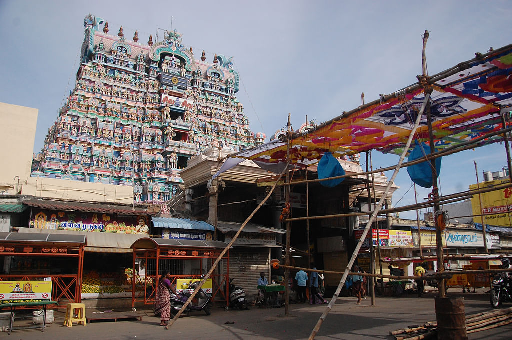 ஆசியாவிலே அதிக எடை கொண்ட நெல்லையப்பர் திருக்கோயில் தேரை சுத்தம் செய்த தீயணைப்புத்துறை வீரர்கள்.!