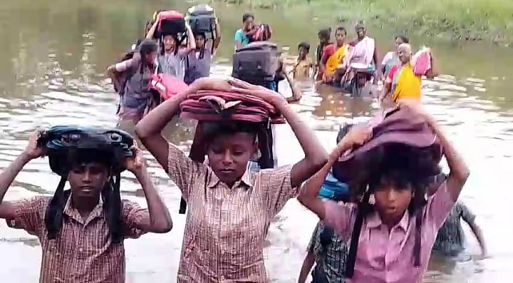 கள்ளக்குறிச்சி: ஆபத்தான முறையில் ஆற்றைக் கடந்து செல்லும் மாணவர்கள்... கண்டுகொள்ளுமா அரசு?