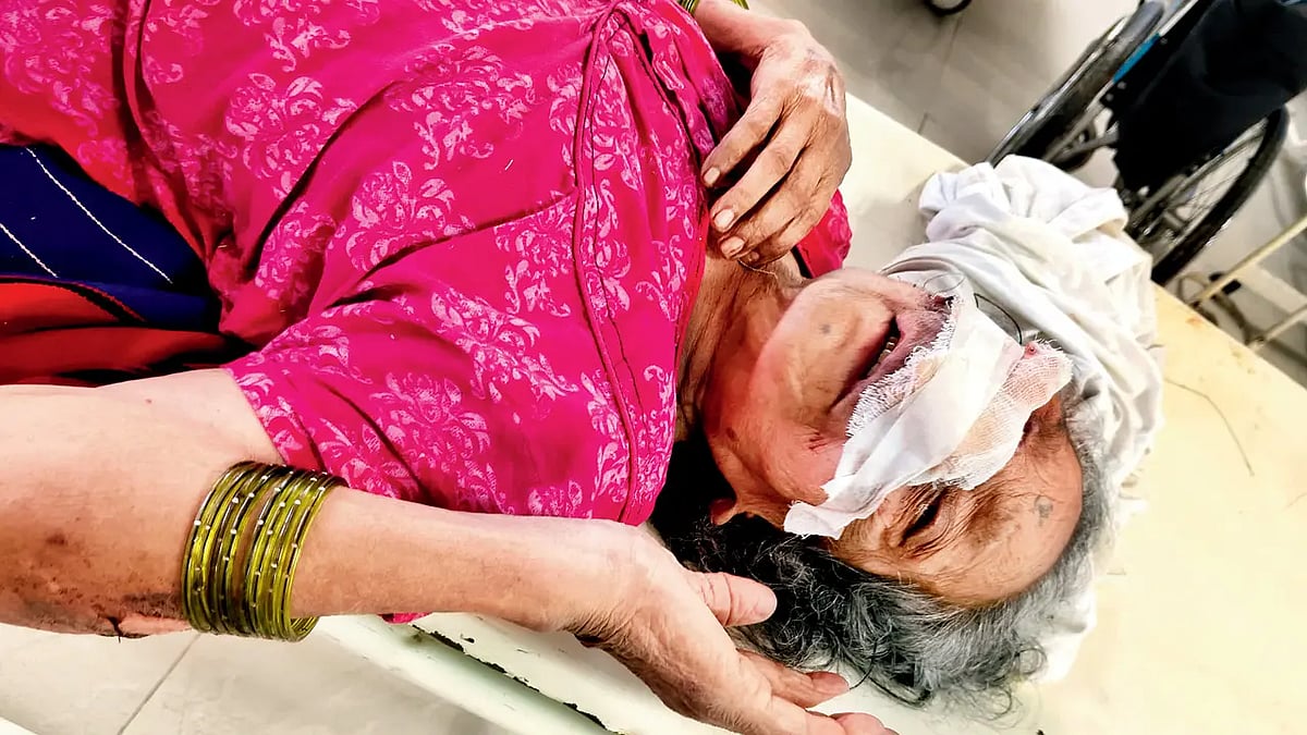 மும்பை: குப்பைத் தொட்டி அருகே மீட்கப்பட்ட மூதாட்டி; விட்டுச் சென்ற பேரன் குறித்து போலீஸ் விசாரணை!