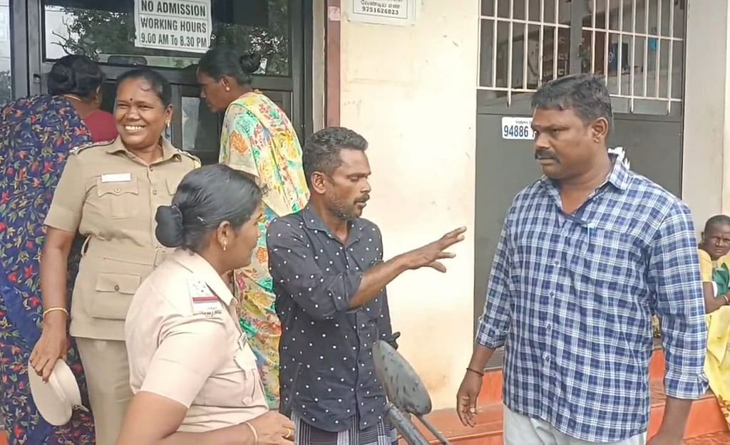 ஜேசு ராஜனுடன் பேச்சு வார்த்தையில் ஈடுபடும் காவல்துறையினர்