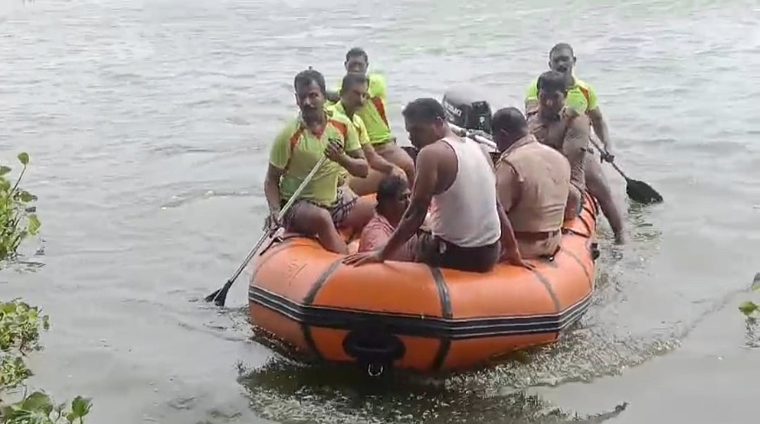 போலீஸுக்கு தண்ணிகாட்ட குளத்தில் குதித்த இளைஞர் - படகில் சென்று தட்டி தூக்கிய தீயணைப்பு வீரர்கள்