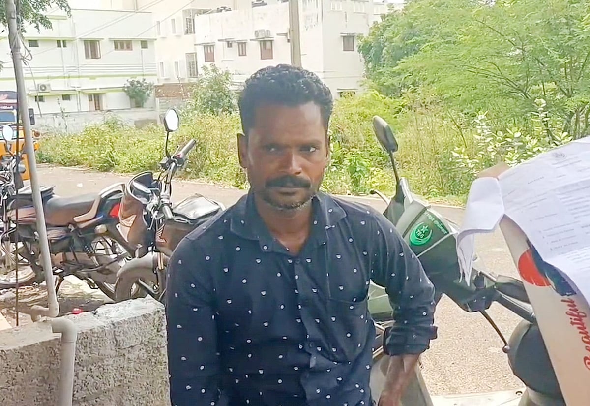தென்காசி: என் டிராக்டரை மீட்டுத் தாங்க - ஆட்சியர் அலுவலகத்திற்கு மண்ணெண்ணெய் கேனுடன் வந்த விவசாயி