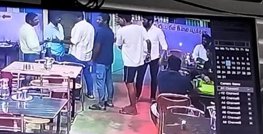 முட்டையில் பெப்பர் போடாததால் ஆத்திரம்? ஊழியரைத் தாக்கிய திமுக நிர்வாகிகள்; வைரல் வீடியோவின் பின்னணி!