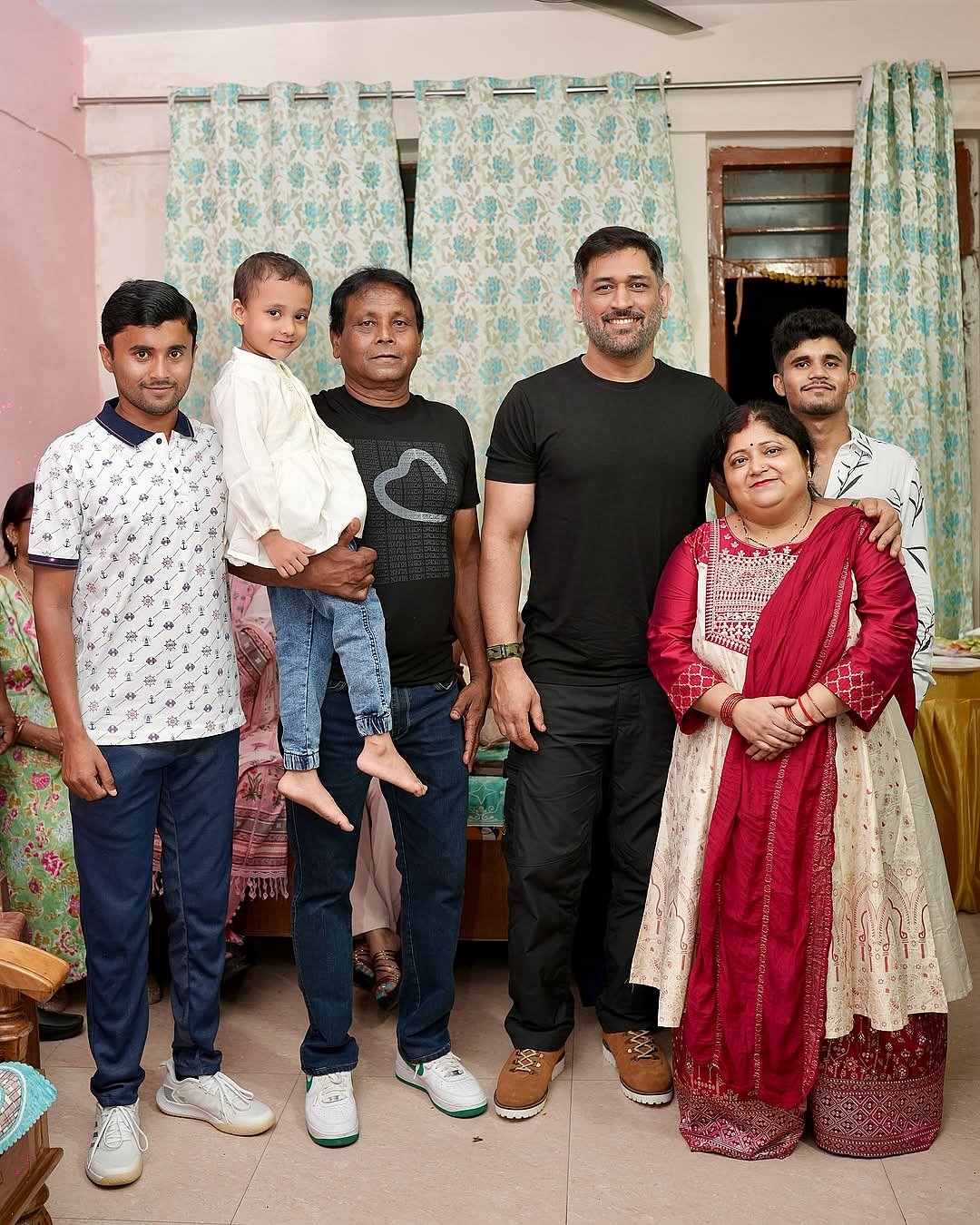 Dhoni: நண்பரின் பிறந்தநாளை கேக் வெட்டி கொண்டாடிய தோனி - வைரலாகும் புகைப்படங்கள் |Photo Album