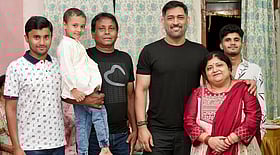 Dhoni: நண்பரின் பிறந்தநாளை கேக் வெட்டி கொண்டாடிய தோனி - வைரலாகும் புகைப்படங்கள் |Photo Album