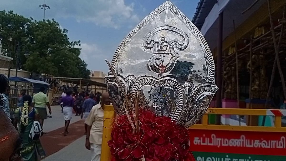 திருச்செந்தூர்: கப்பலில் தவறி விழுந்த பணியாளர்; குணமானதும் வெள்ளி வேல் காணிக்கை செலுத்திய உரிமையாளர்