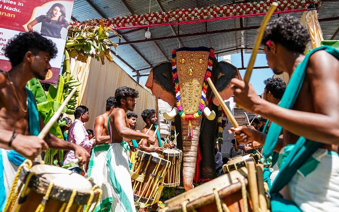 அருப்புக்கோட்டை: விநாயகர் கோயிலுக்கு இயந்திர யானை வழங்கிய நடிகை திரிஷா; மலர் தூவி வரவேற்ற பக்தர்கள்