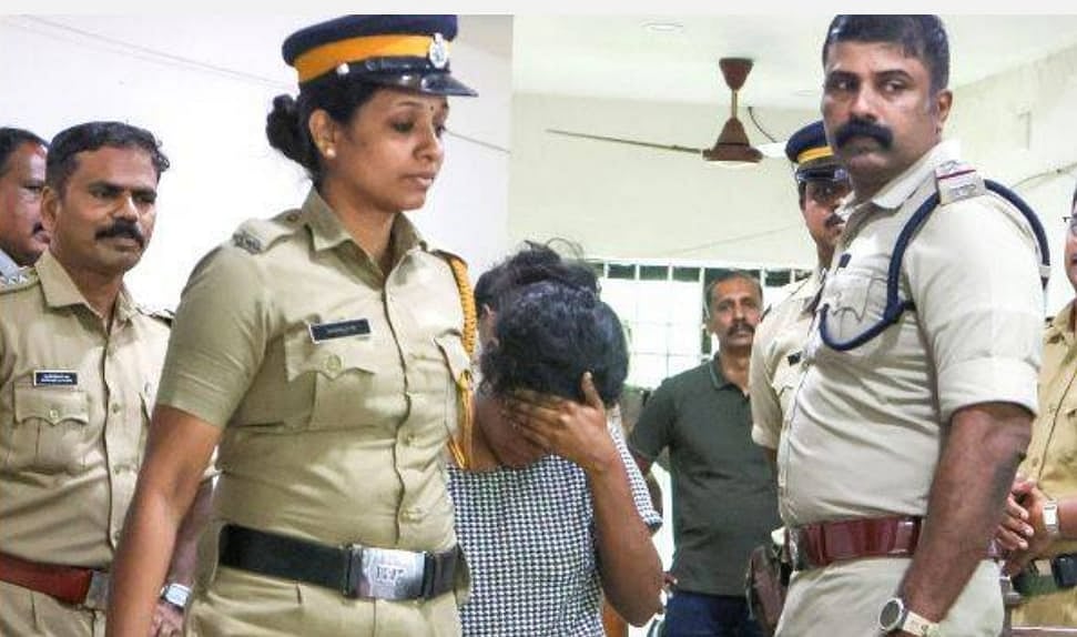 ``யூ டியூப் பார்த்து கழிவறையில் சுயபிரசவம் - 2 குழந்தைகளை கொன்று புதைத்த பெண்.. பகீர் வாக்குமூலம்