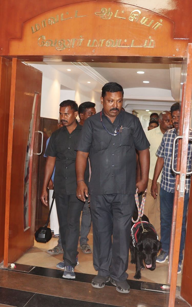 `குண்டு-வச்சிருக்கோம்..’---தென்காசி-முகவரியில்-இருந்து-வேலூர்-ஆட்சியருக்கு-வந்த-மிரட்டல்-கடிதம்!