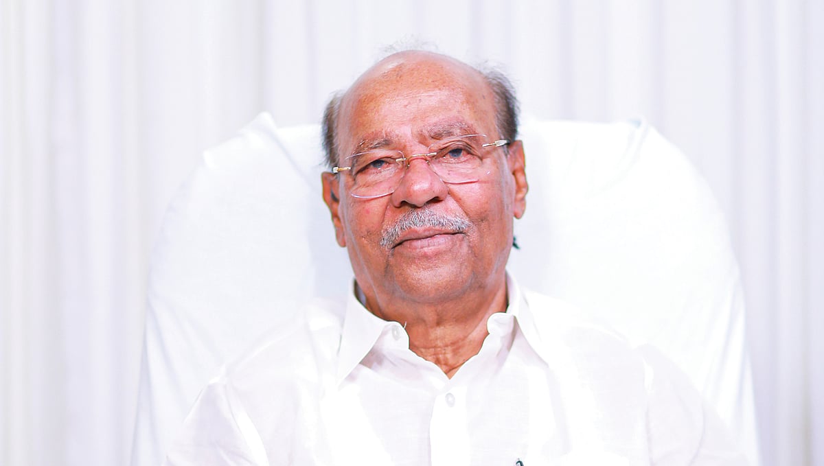 பாமக: `ராமதாஸ் வீட்டில் இல்லாத சமயத்தில் தைலாபுரம் வந்திருக்கும் அன்புமணி - காரணம் என்ன?