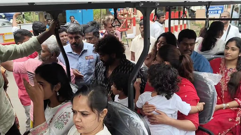 பழனி:-குழந்தைகளுடன்-முருகனை-தரிசனம்-செய்த-நயன்தாரா---விக்னேஷ்-சிவன்-|-Photo-Album
