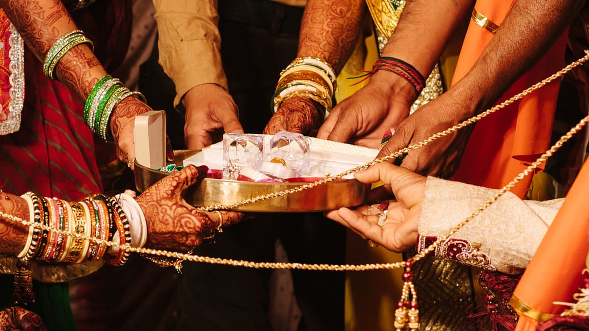 நவீன வரதட்சணைகளுக்குள் சிக்கிக்கொள்ளும் குடும்பம் - பெண்களுக்கு இருக்கும் உளவியல் அழுத்தங்கள் என்ன?