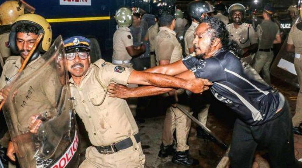 `பாரத மாதா படம் - கவர்னர் நிகழ்ச்சியை ரத்து செய்த கேரள  பல்கலை. பதிவாளர் சஸ்பெண்ட் - என்ன நடந்தது?