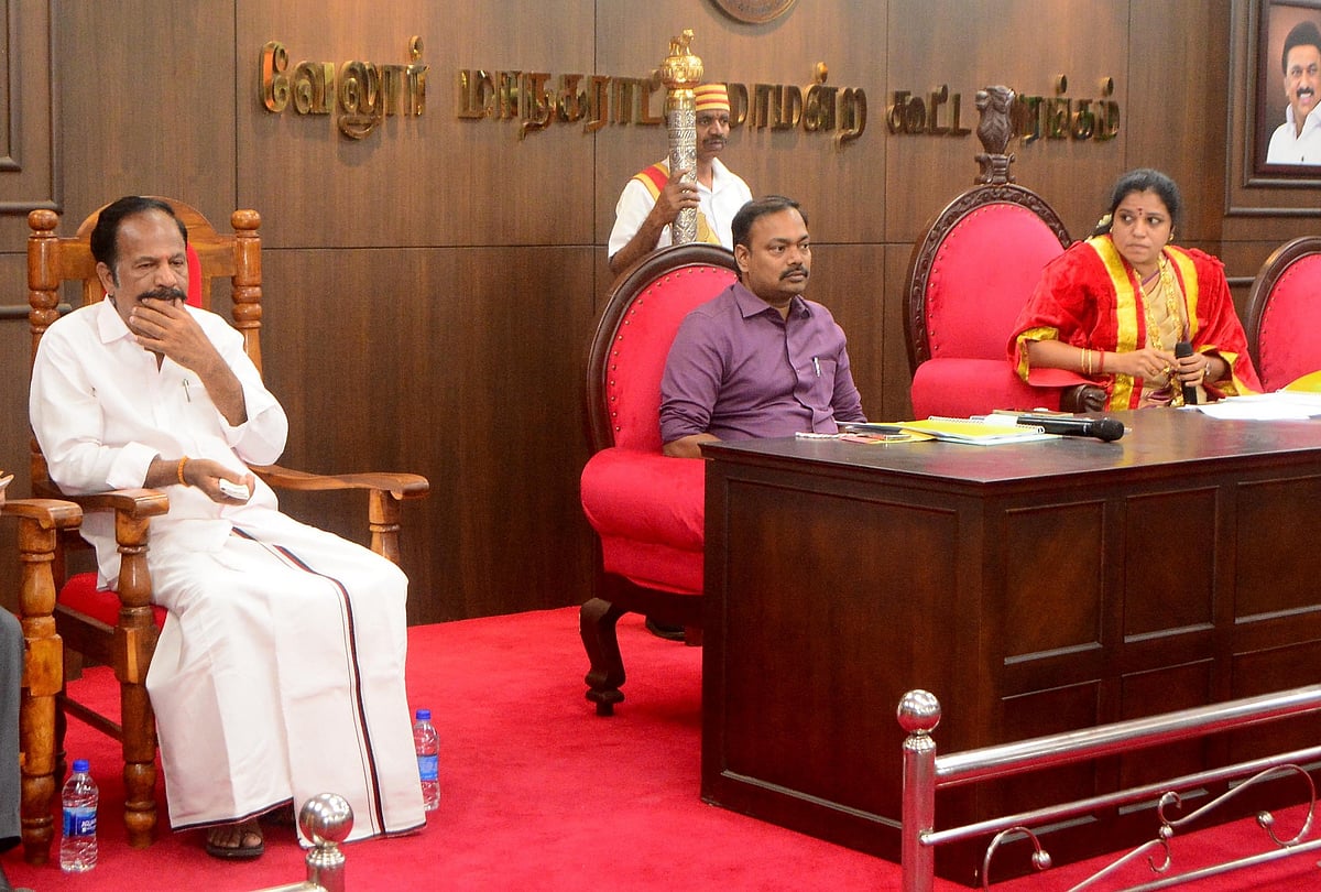 `உங்களைப் பார்த்தால் பயமா இருக்கு..’ - கொதித்துப் பேசிய கவுன்சிலர்கள்; மரபை மீறிய வேலூர் மேயர்!