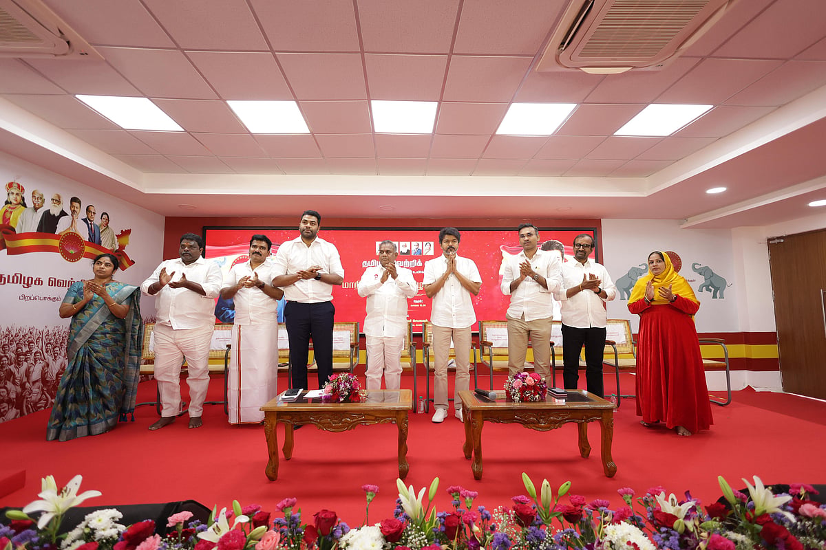 TVK : நானே முதலமைச்சர்; பா.ஜ.கவோடு கூட்டணி இல்லை! - பனையூரில் விஜய் கர்ஜித்ததின் பின்னணி என்ன?