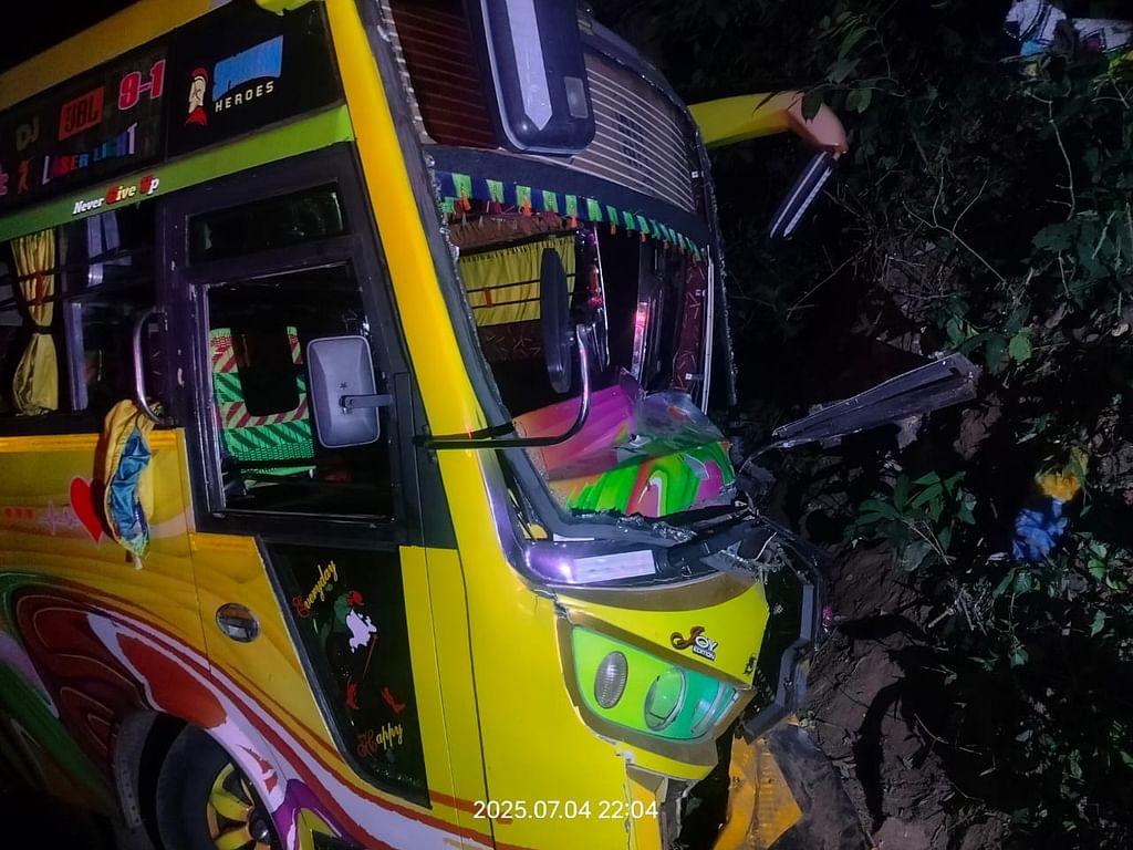 ஊட்டி:-மலைப்பாதையில்-திடீரென-கட்டுப்பாட்டை-இழந்த-வேன்,-அலறித்துடித்த-பயணிகள்!-என்ன-நடந்தது?